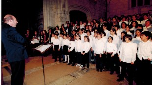 1996. Cantant amb la coral infantil L'Espinguet